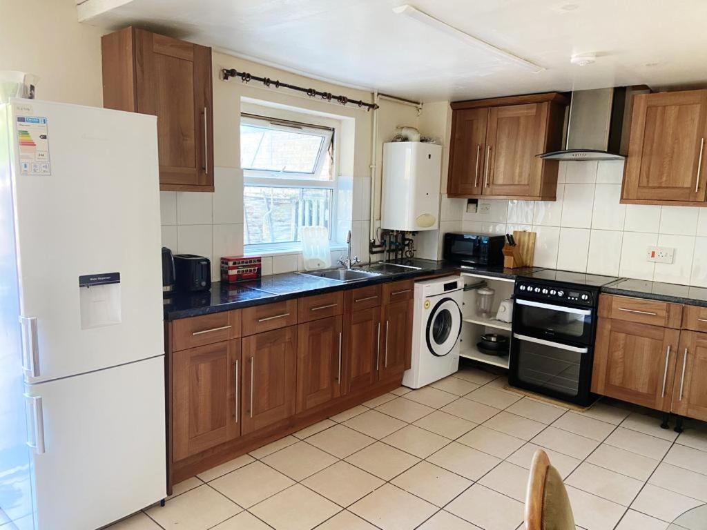 Single And Doubles Rooms Close To Central 런던 외부 사진